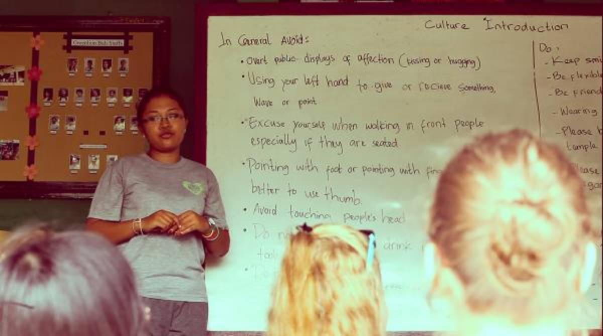 volunteer teaching about the environment conservation
