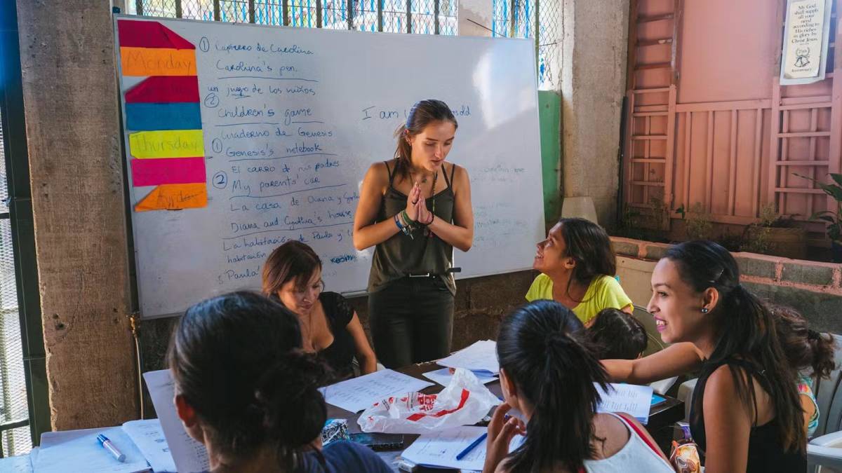 Female Volunteer Teaching a class in Costa Rica