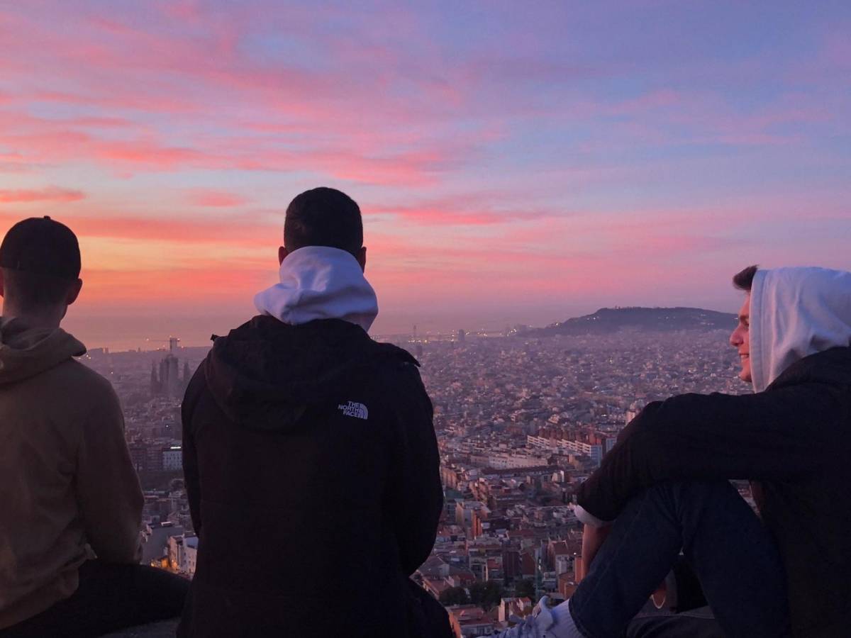 Friends watching the sunset at Bunkers lookout in Barcelona