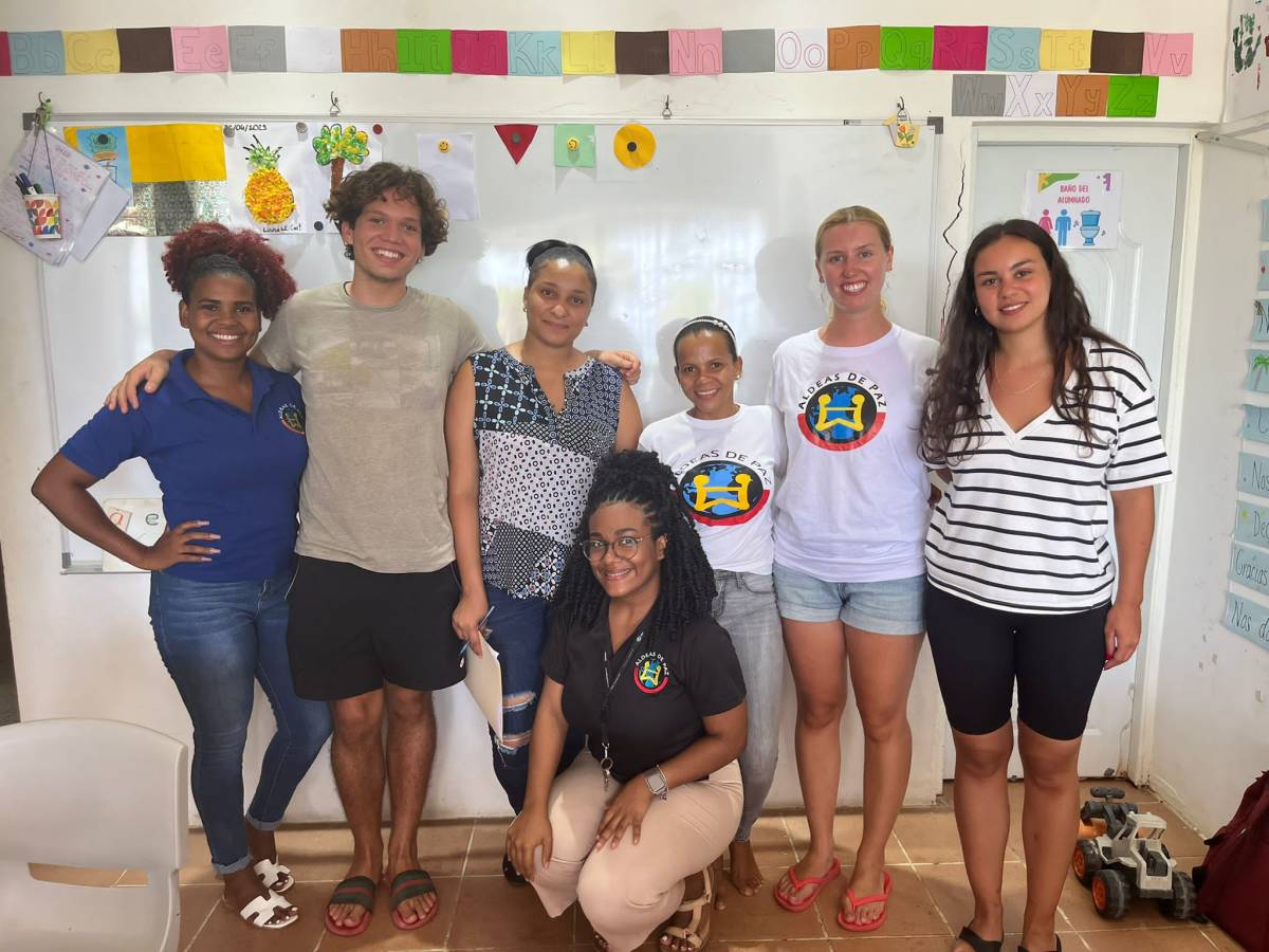 Fundación Aldeas De Paz staff with volunteers and interns