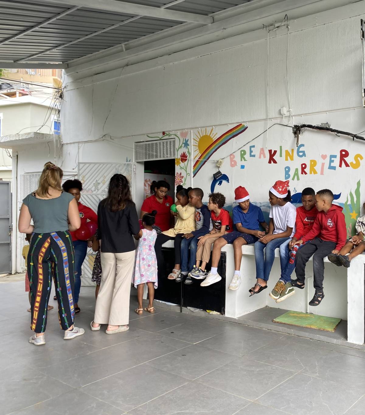 Fundación Aldeas De Paz volunteers with kids during christmas