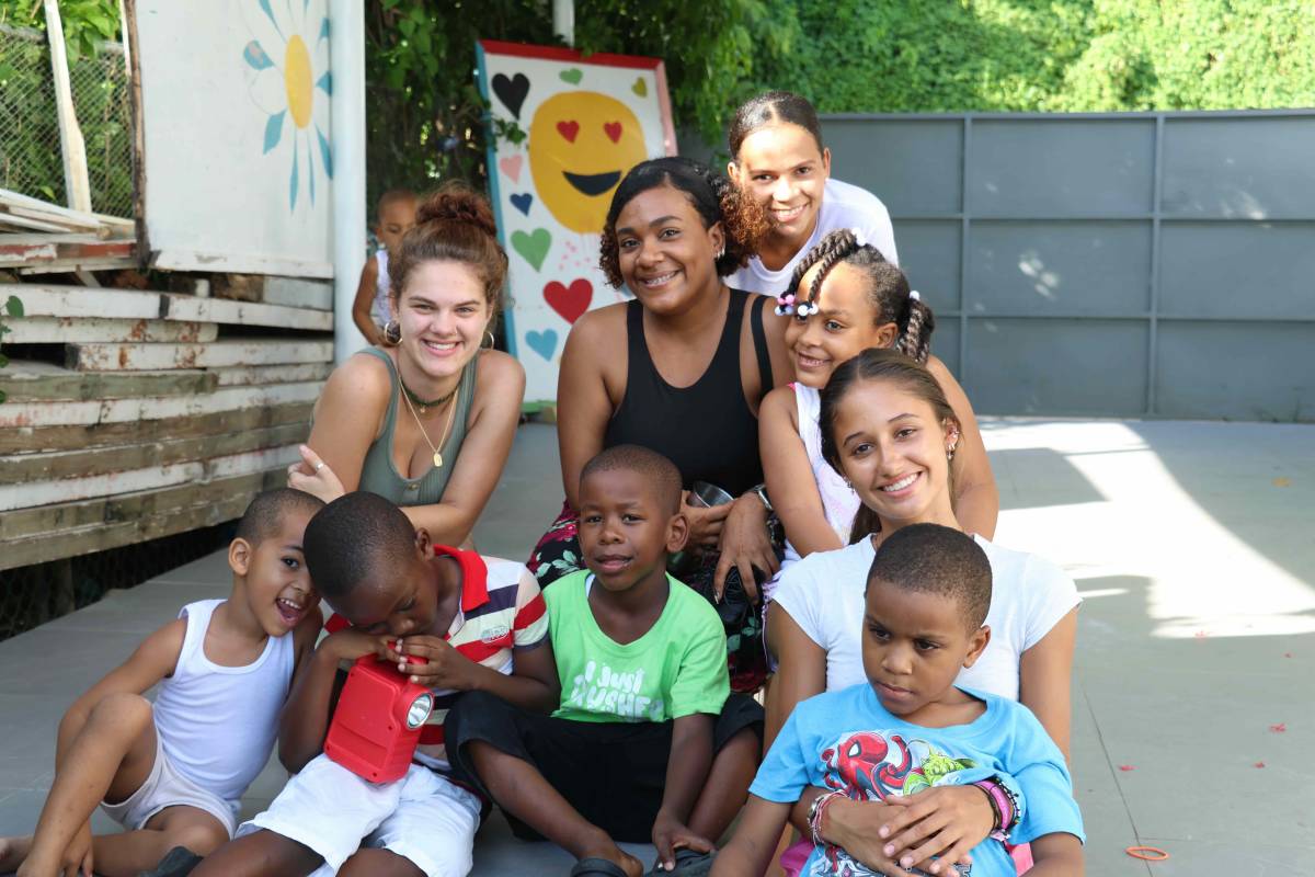Fundación Aldeas De Paz volunteers with kids