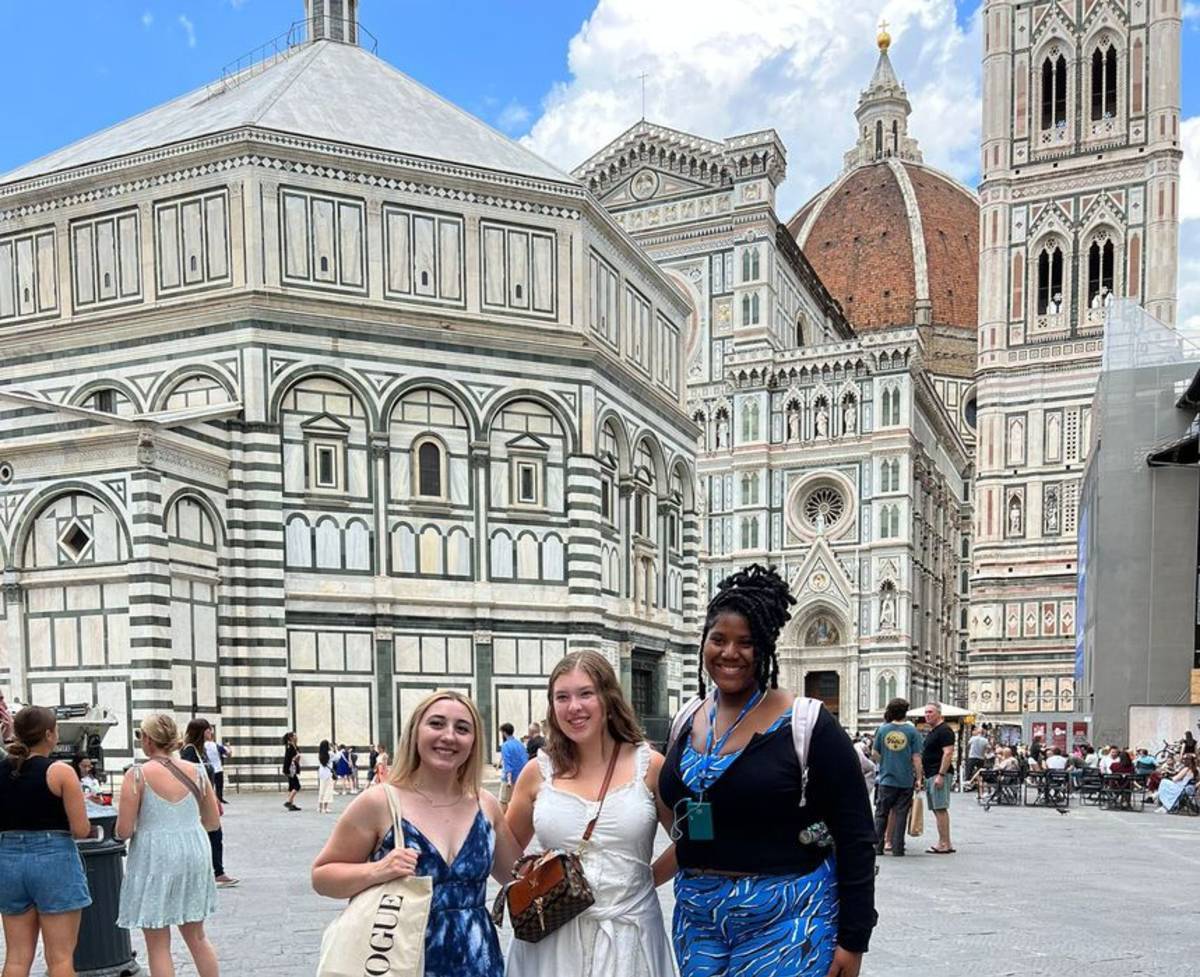 Gap students posing in from of historic building in Florence