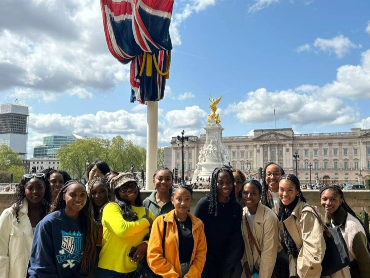 Group of students standing in front of Buckingham Palace in London.