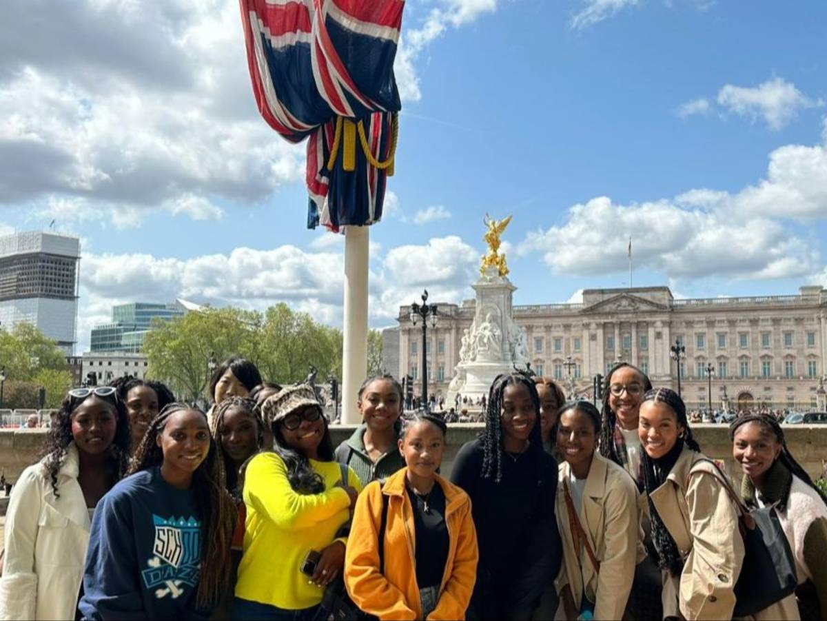 Group of students standing in front of Buckingham Palace in London.