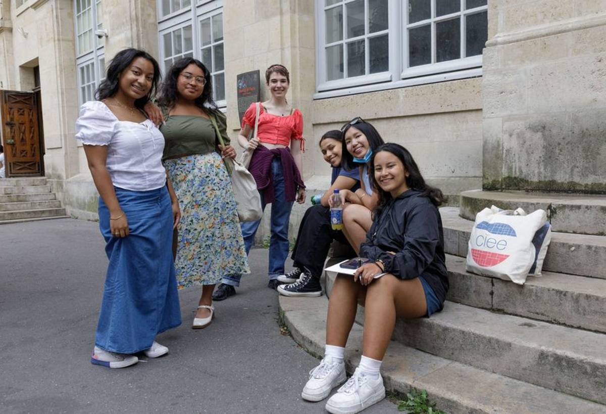 High schoolers sitting on steps in Paris
