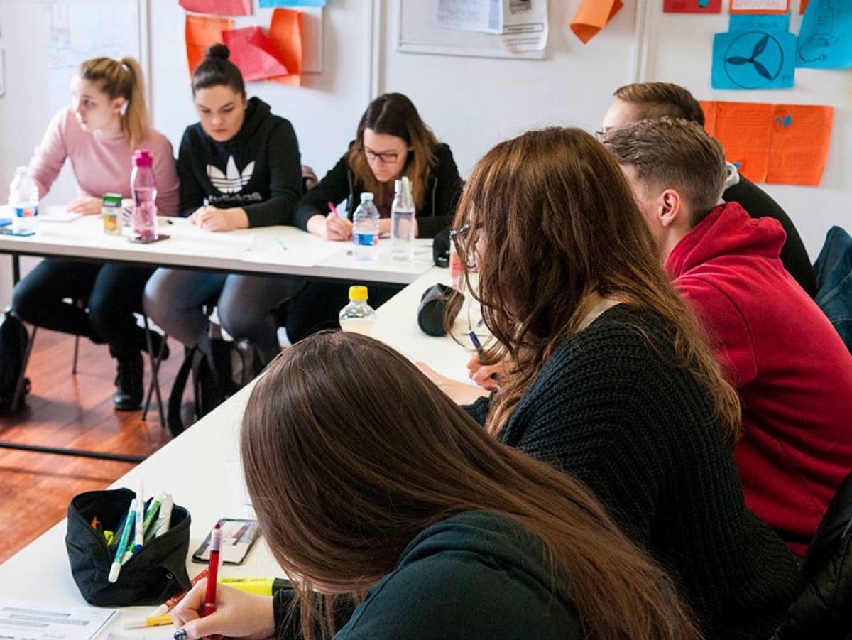 International volunteers in school