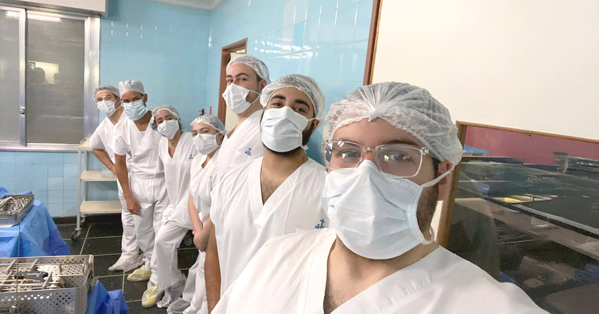 IVHQ Group Healthcare Volunteers taking a selfie