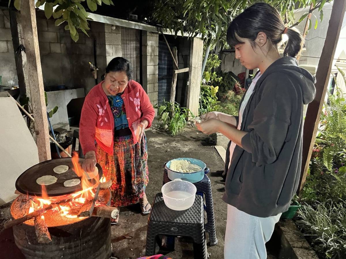 IVHQ Volunteer Learning to Cook Traditional Mayan Dishes