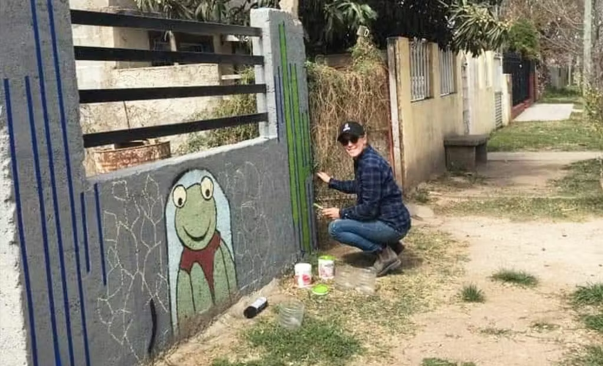 IVHQ Volunteer painting a frog mural in Argentina