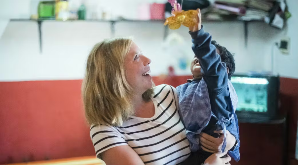 IVHQ Volunteer playing with a child in Argentina