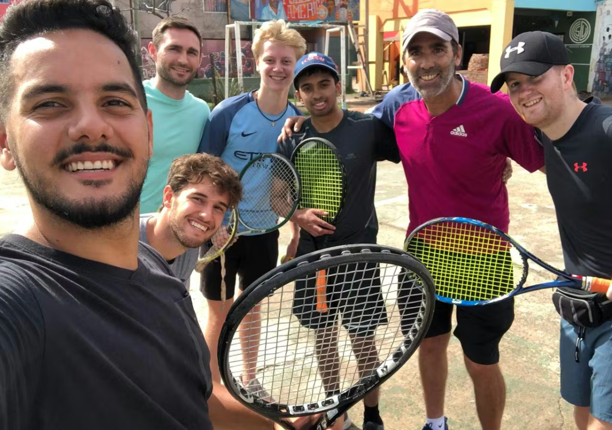 IVHQ Volunteer teaching a group of adults tennis