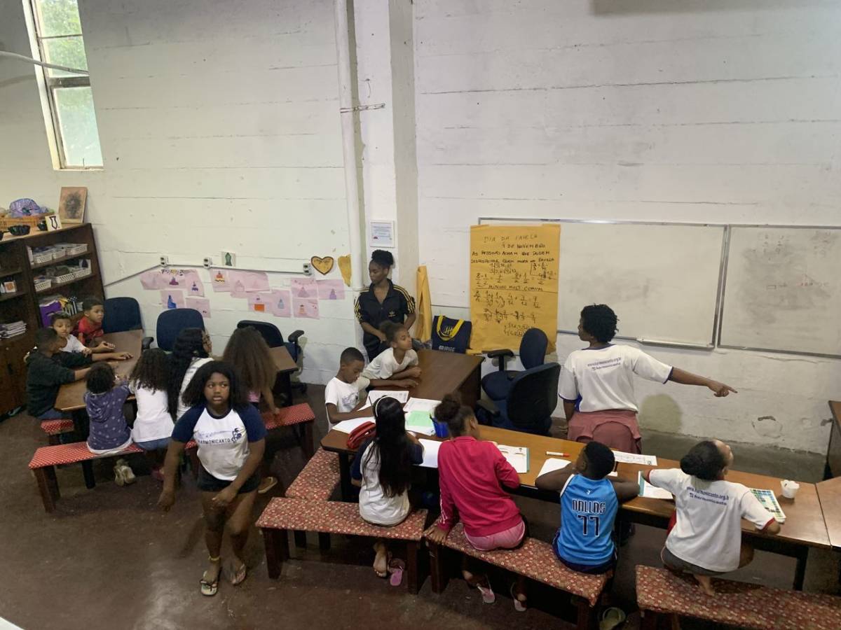 IVHQ Volunteer teaching students sports theory in Brazil