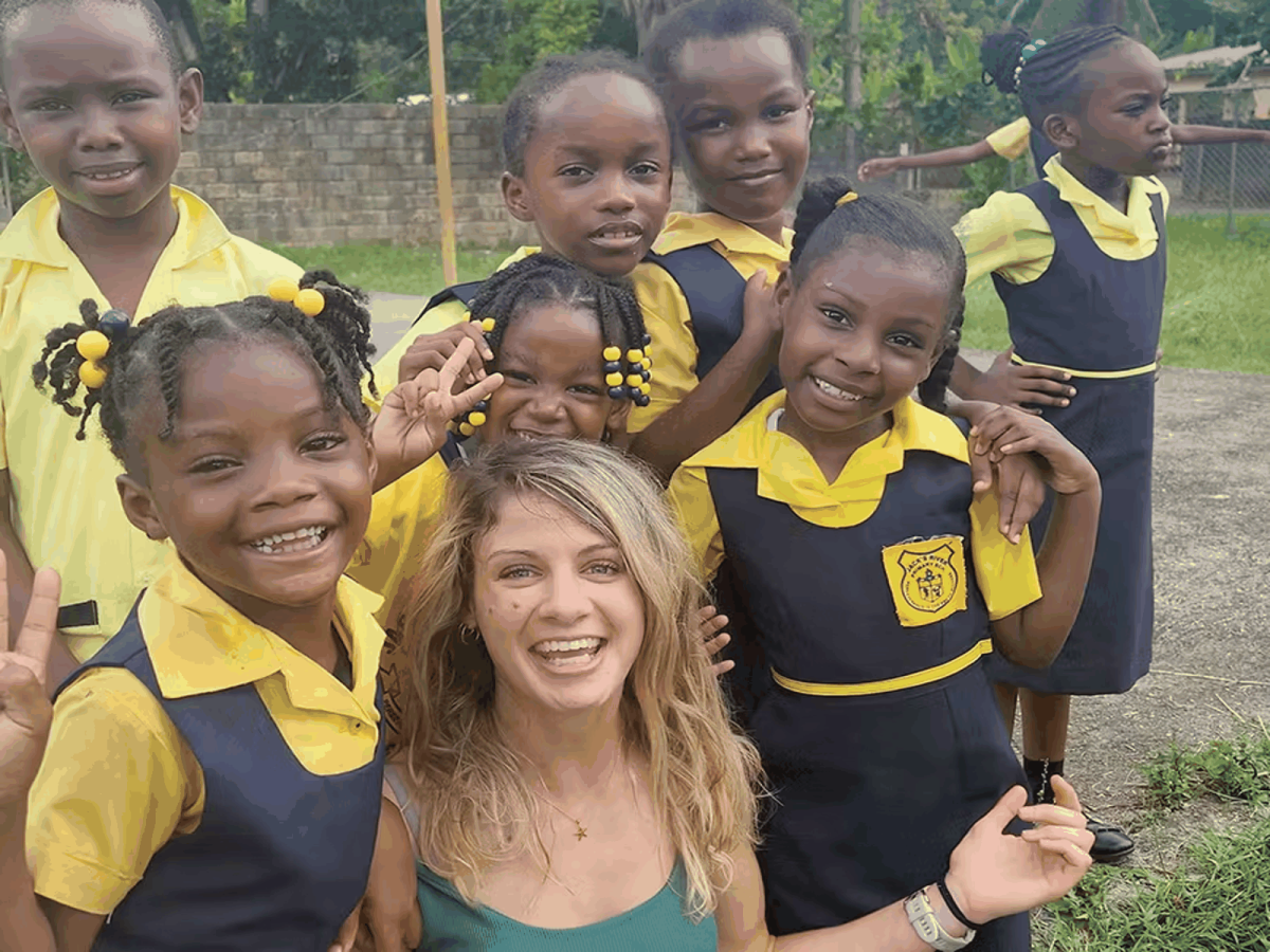 IVHQ Volunteer with her Sports Development Class in Jamaica 
