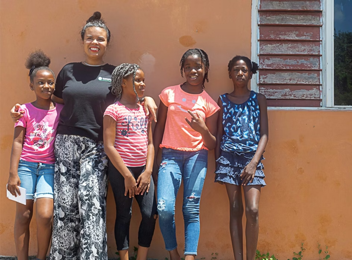 IVHQ Volunteer with Local Children in St Mary Jamaica