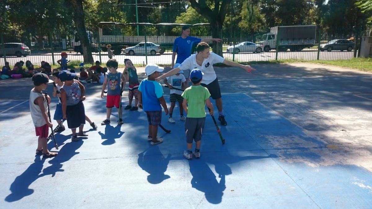 IVHQ Volunteers coaching a hockey class in Argentina