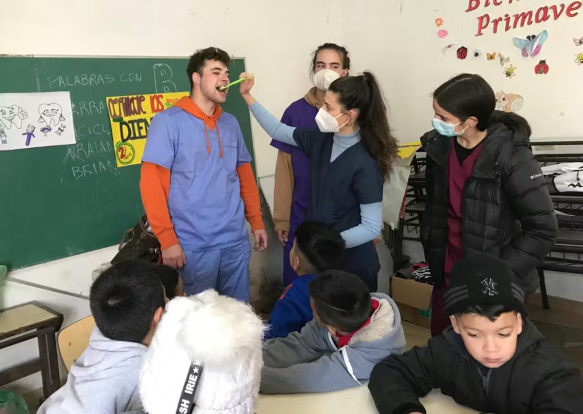 IVHQ Volunteers demonstrating how to brush your teeth to a class