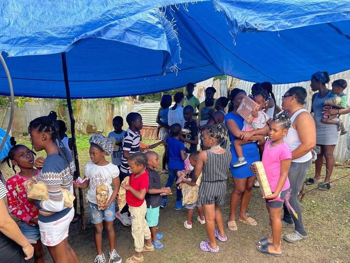 IVHQ Volunteers handing out Christmas Gifts to local Children 