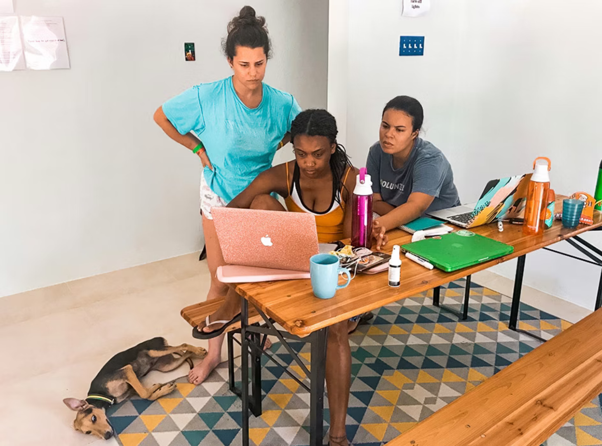 IVHQ Volunteers Helping setup a Womans Business