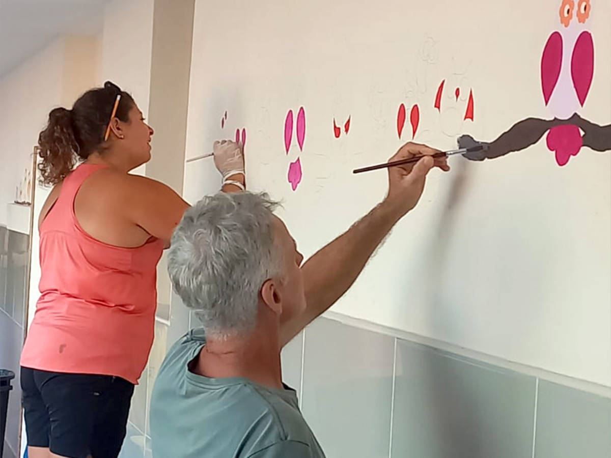 IVHQ Volunteers painting birds on a wall in Argentina