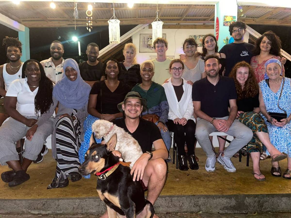 IVHQ Volunteers with Locals on the Christmas Volunteering program 