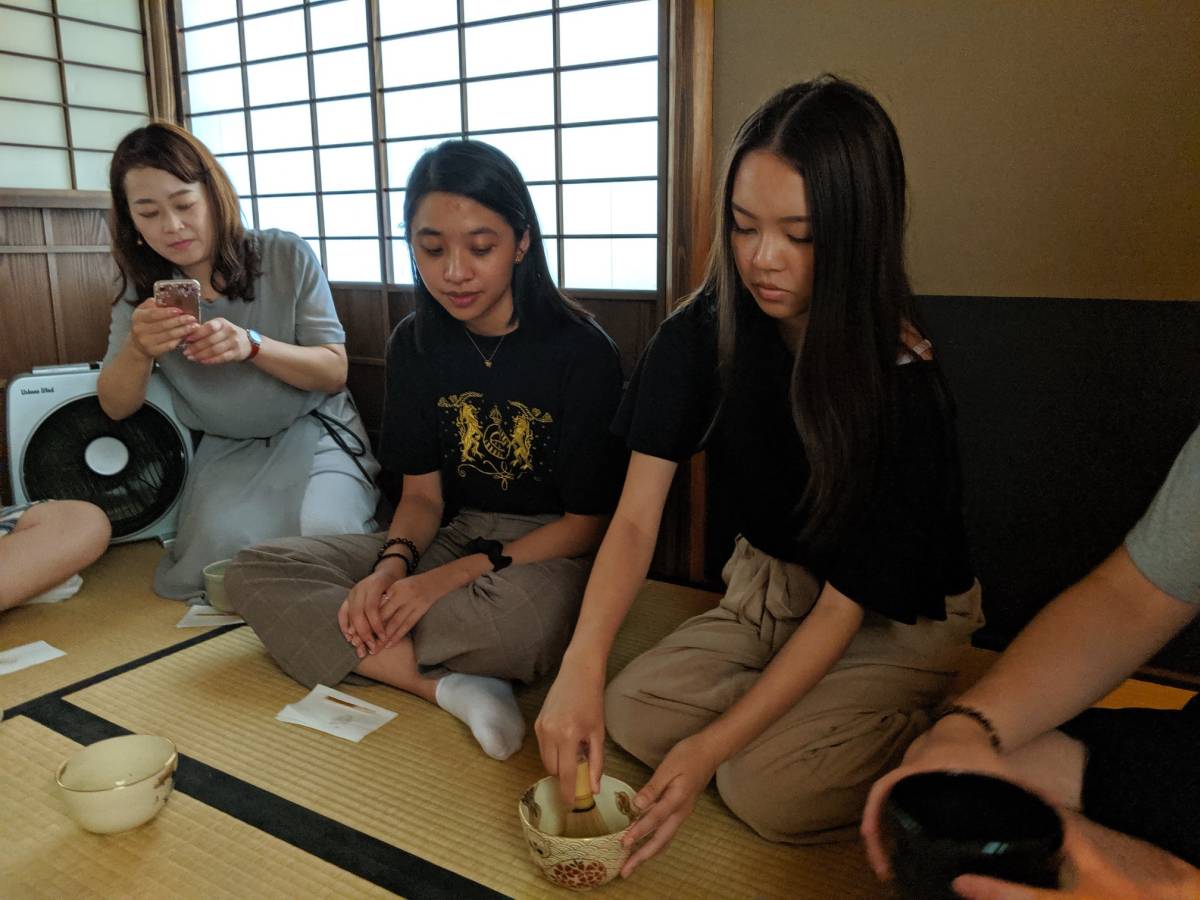 LanguBridge students in tea ceremony activity