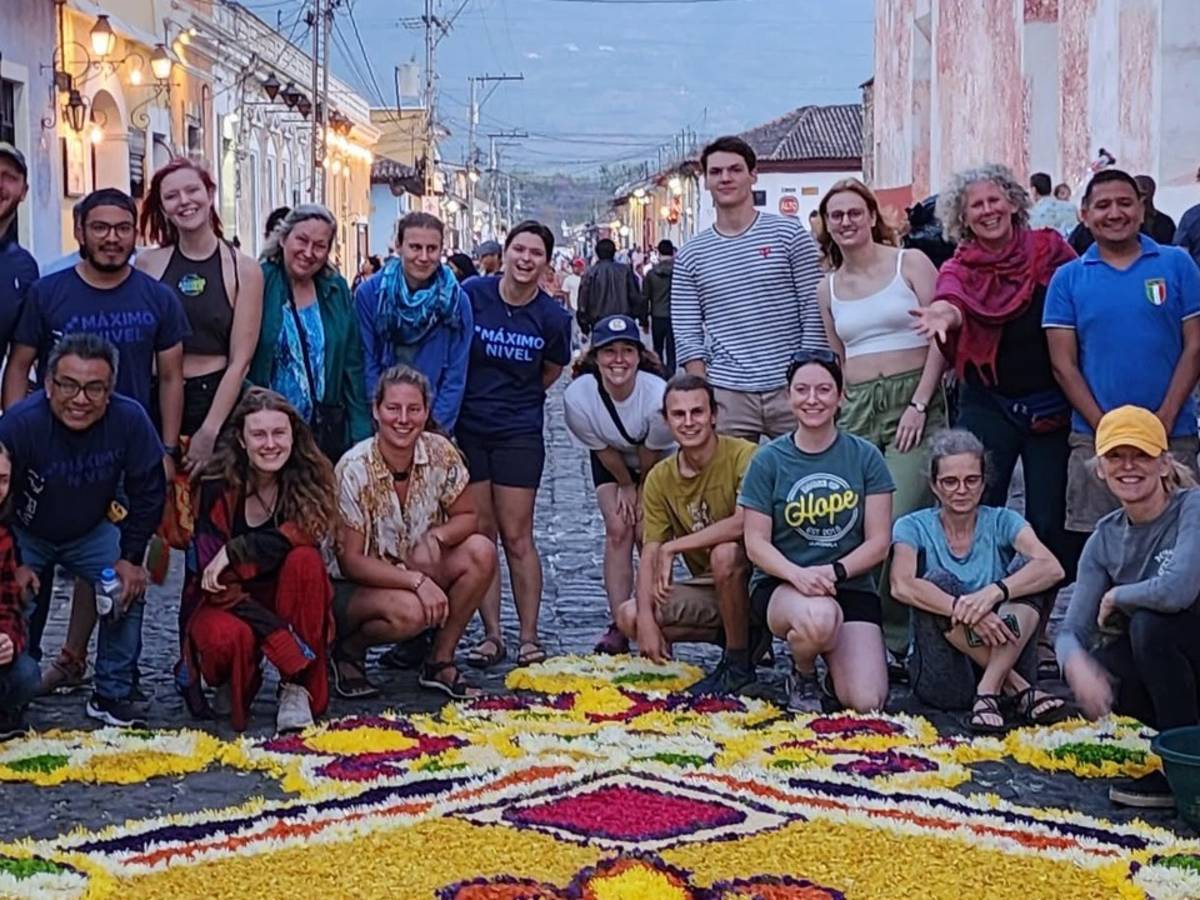 Maximo Nivel Gap Year program participants in Guatemala