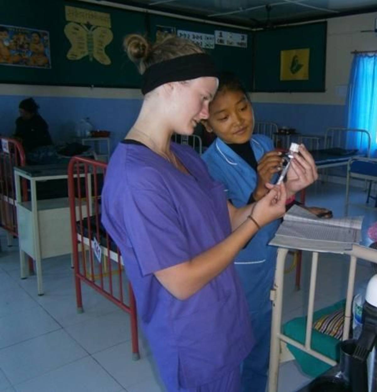 Medical Program Kathmandu - preparing a vaccination
