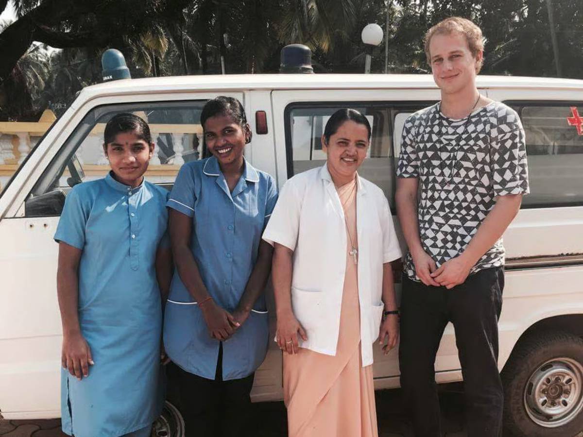 medical volunteers in india outside the hospital