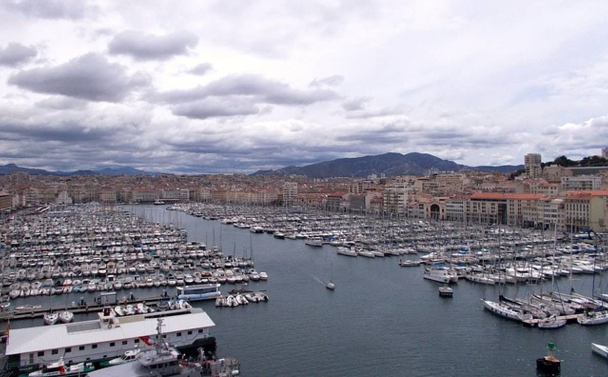 Old Port of Marseille France with boats and waterfront cafés, popular for TEFL teachers seeking a Mediterranean lifestyle