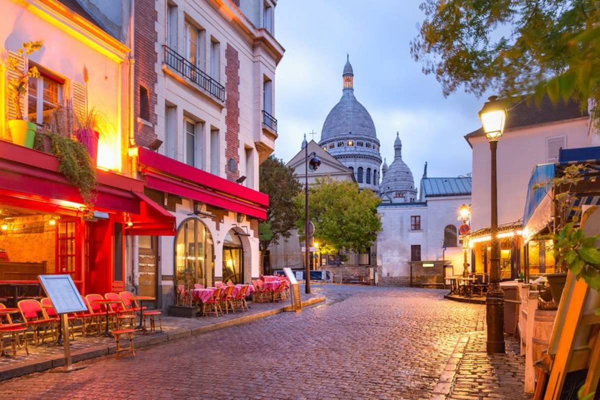 Paris restaurant at night