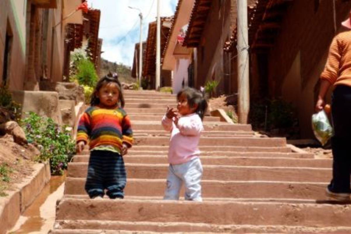 Peruvian kids on the stairs