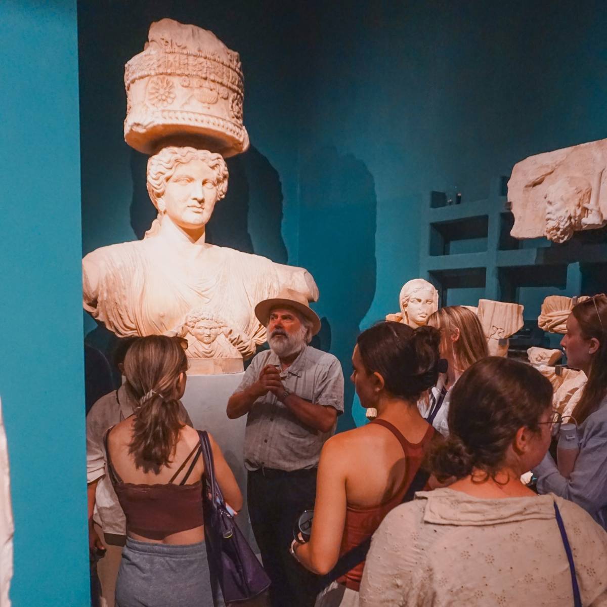 professor talking to students about sculpture
