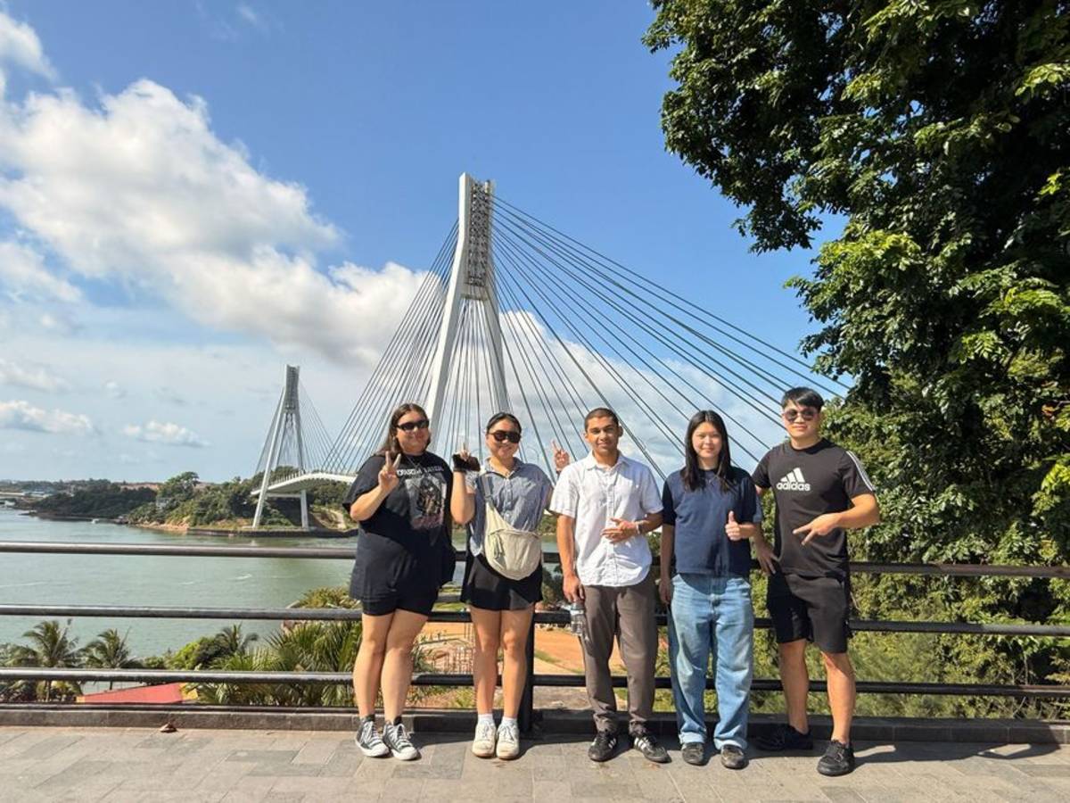Singapore bridge group shot