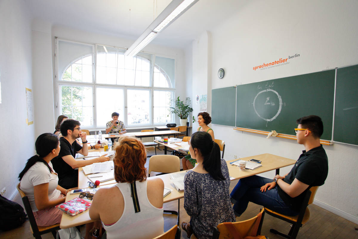 Sprachenatelier Berlin teacher and students in classroom