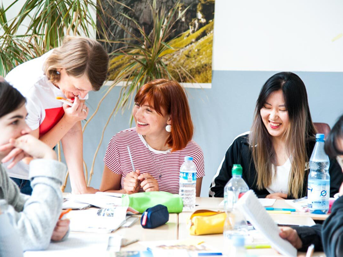 Sprachenatelier Berlin Teacher with students
