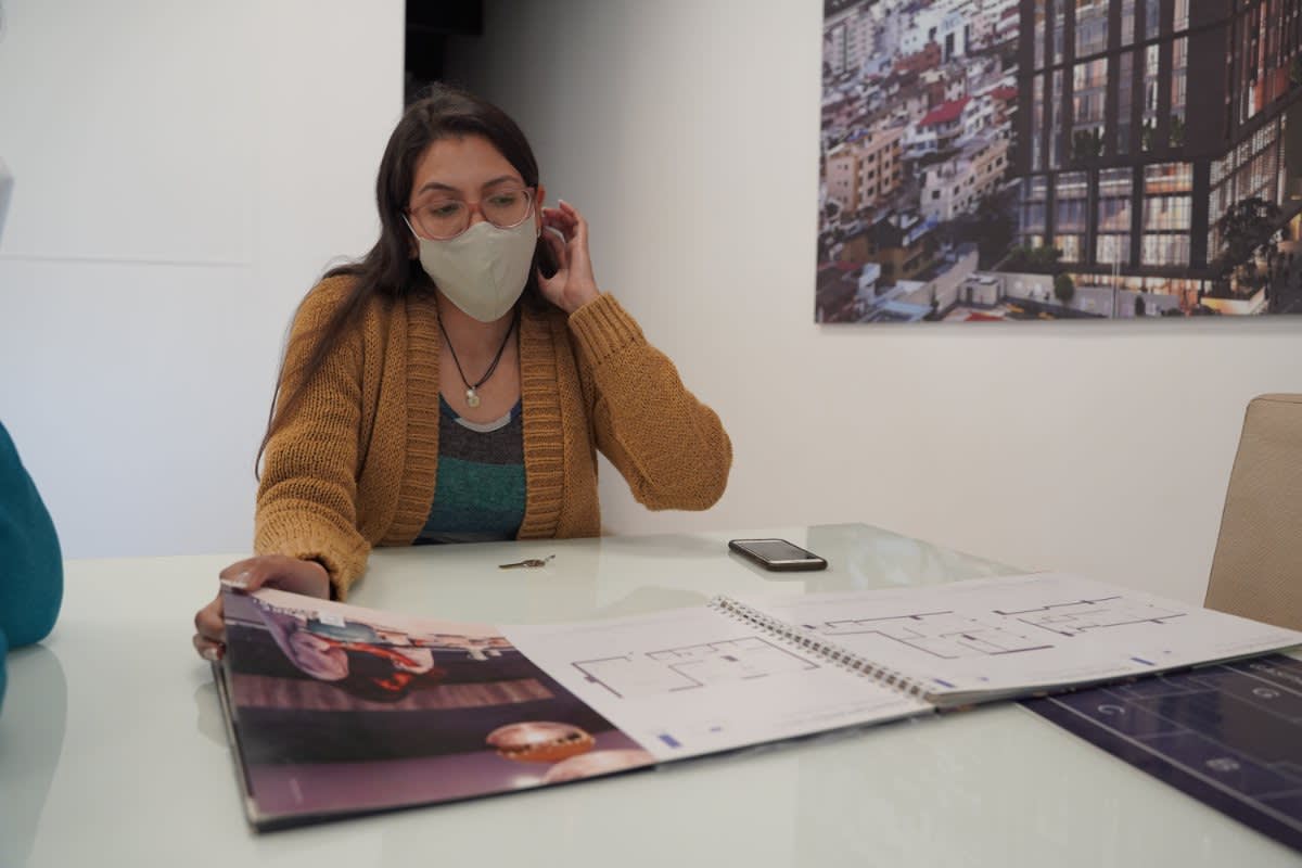 Student analyzing market research data in Quito Ecuador marketing internship