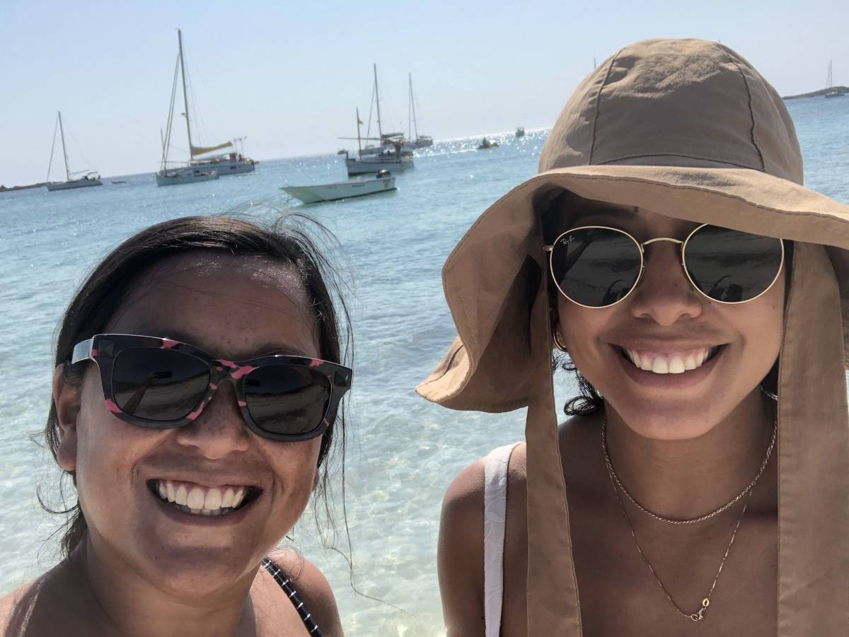 Student and program leader in Palma de Mallorca with sailboats behind them