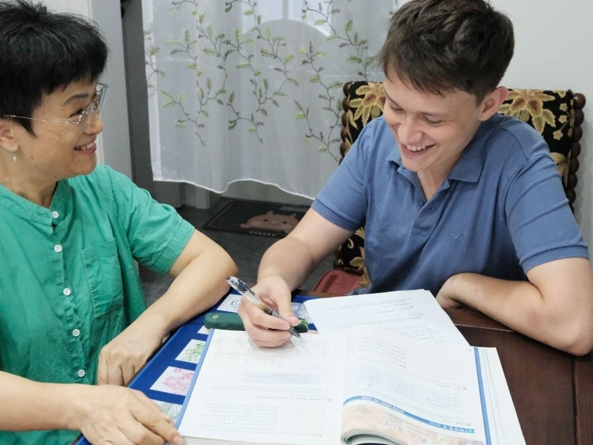 Student having Chinese lessons with his teacher in Chengdu
