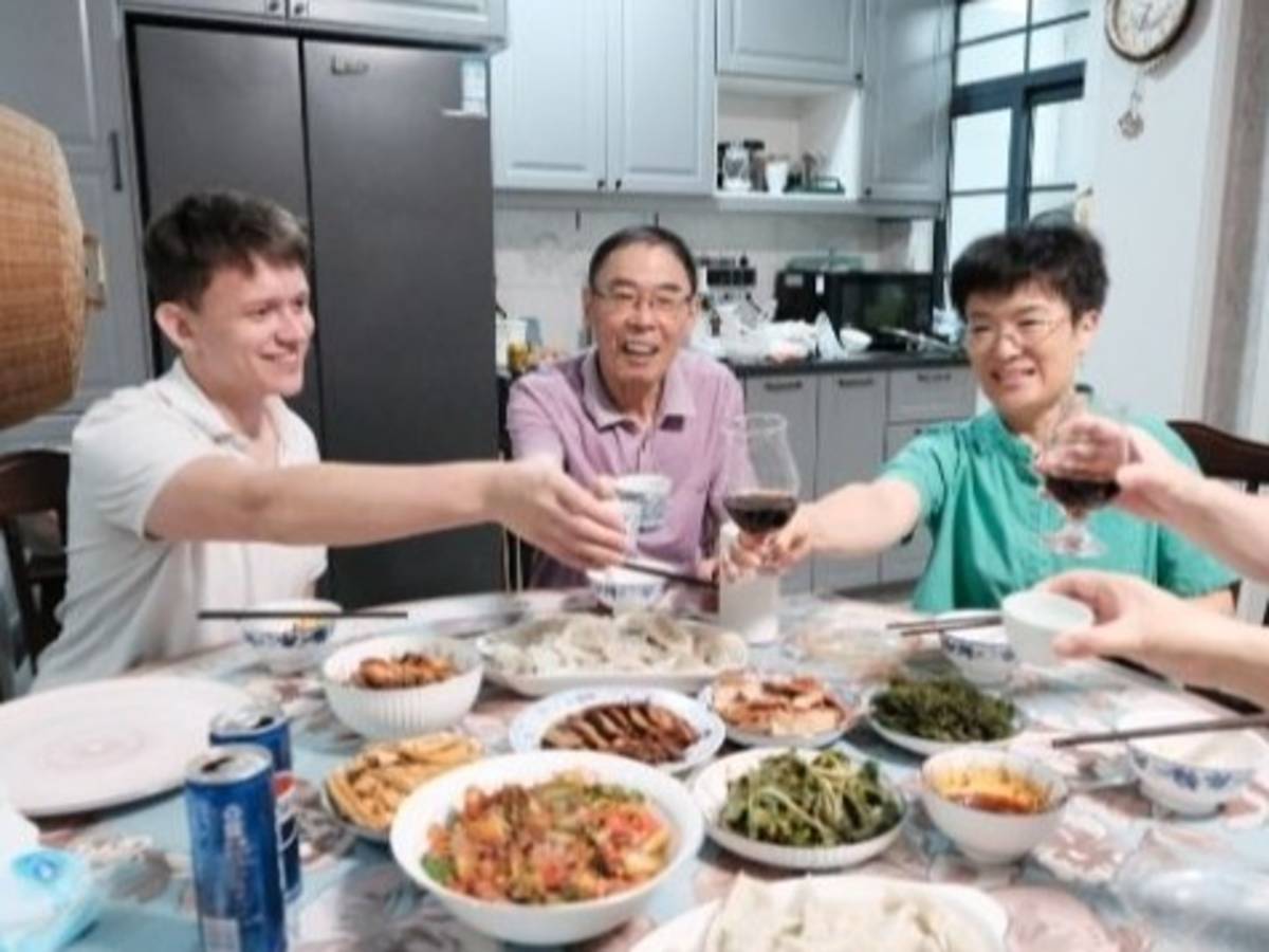 Student having dinner with his teacher and her family in Chengdu