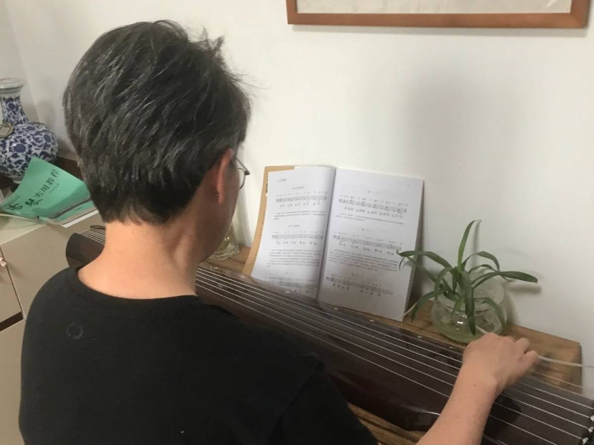 Student learning how to play guqin in Shijiazhuang