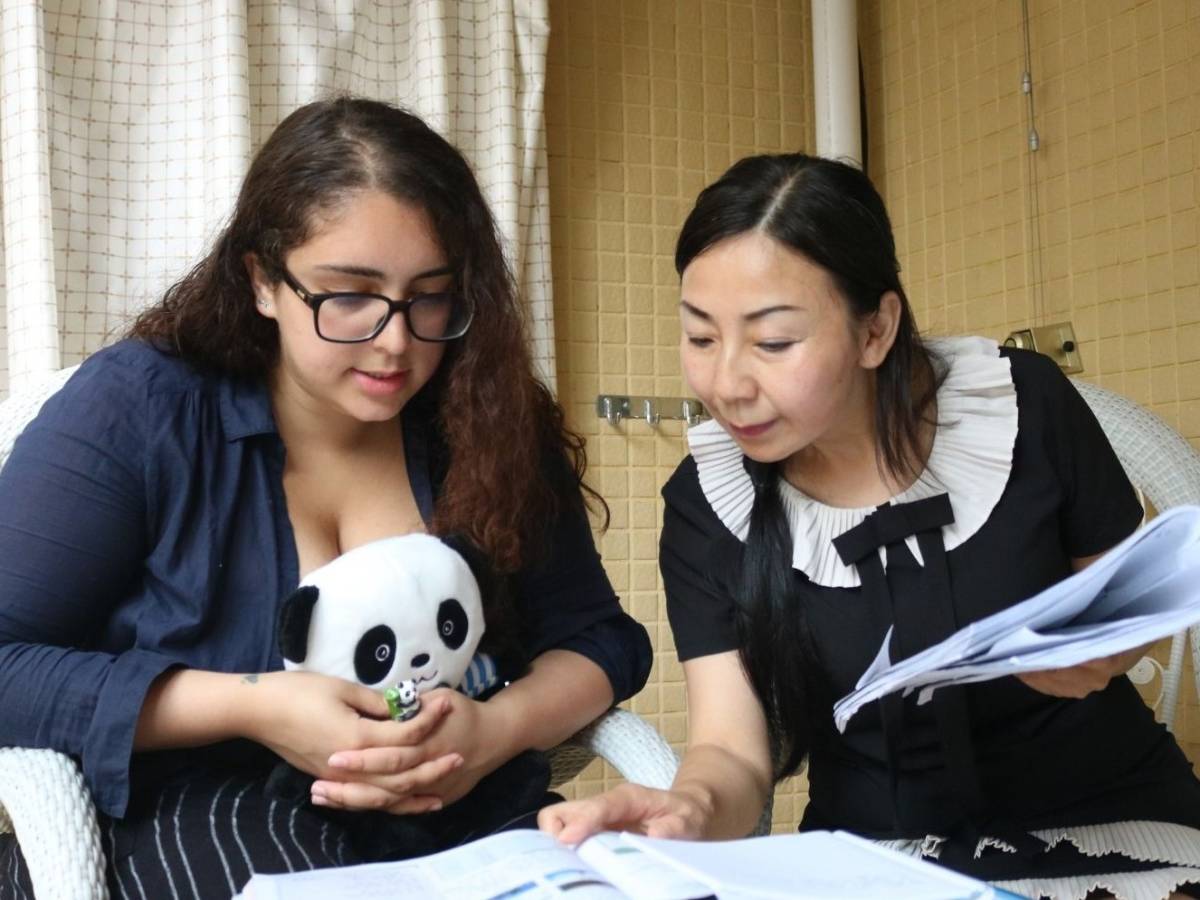 Student studying Chinese with her teacher in Chengdu