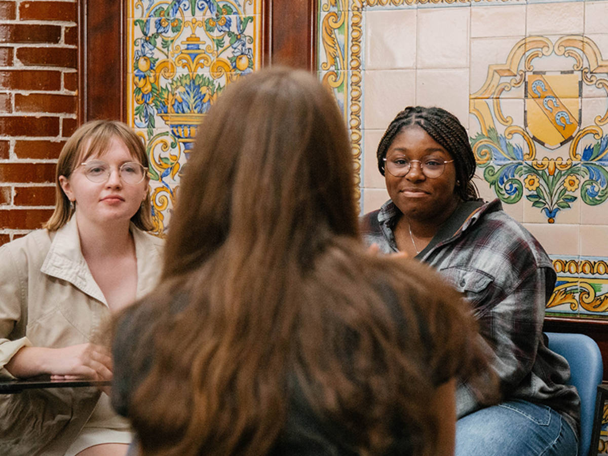 Students at Study Abroad UAB doing groupwork