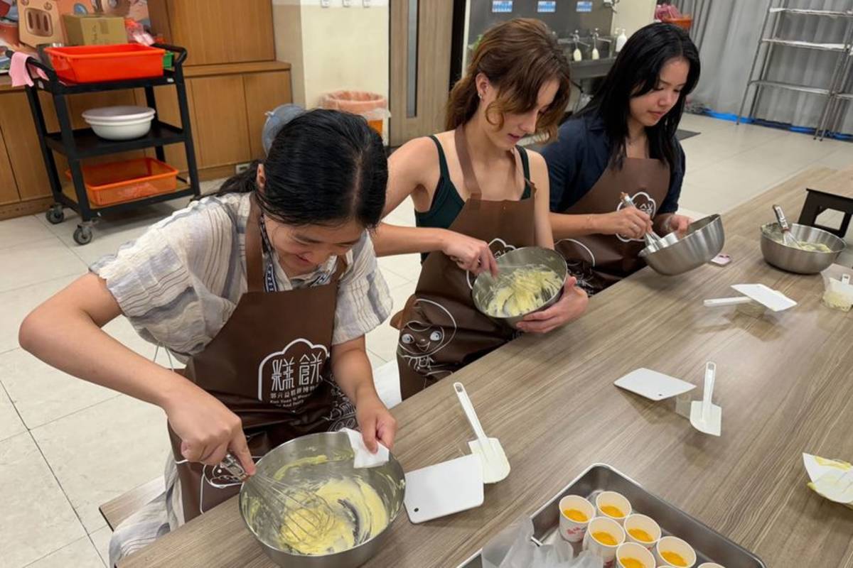 Students cooking in Taipei