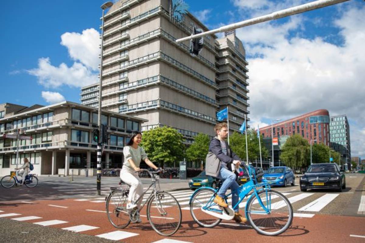 Students cycling 