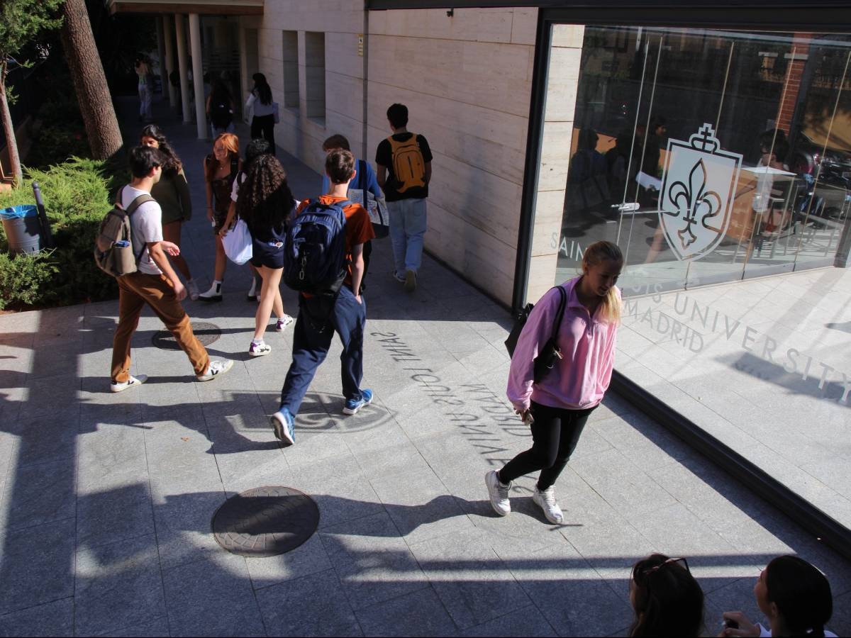 Students in front of San Ignacio Hall.