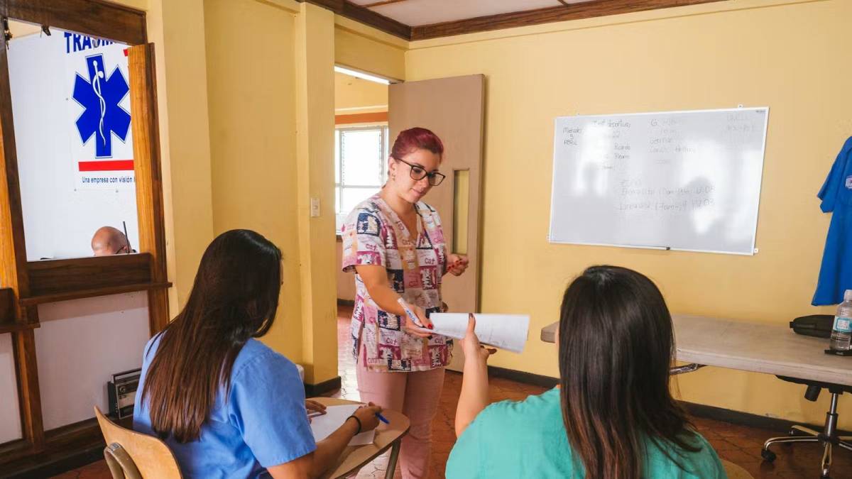 Students Learning about Healthcare in Costa Rica