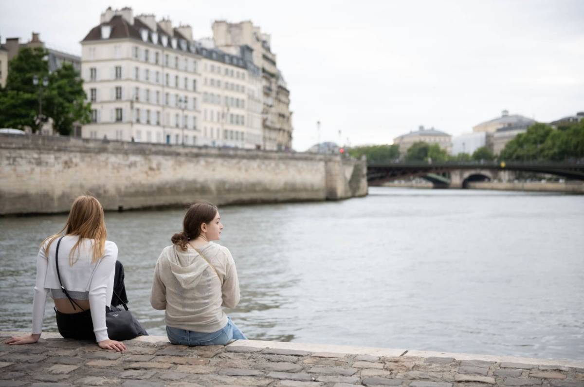 Students looks out over Seine