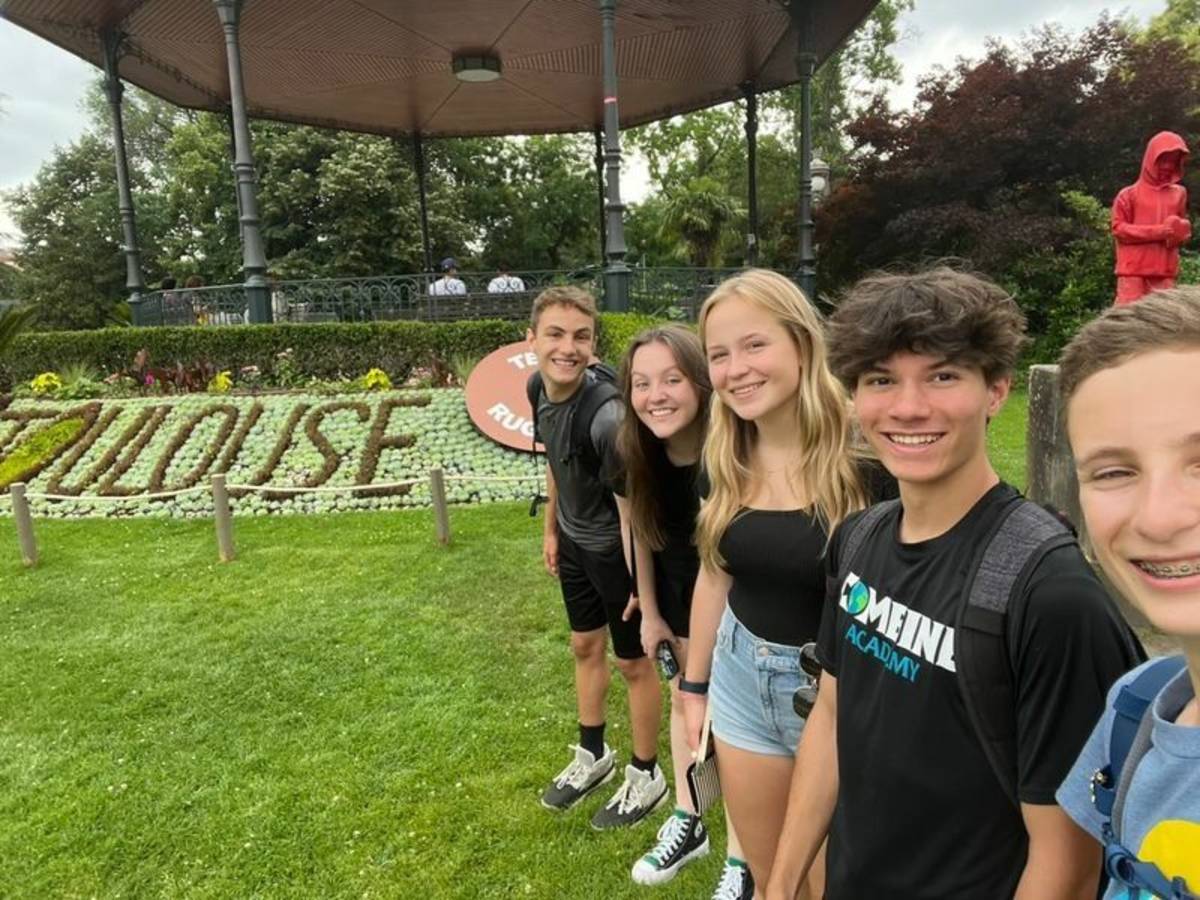 Students posing in garden in Toulouse