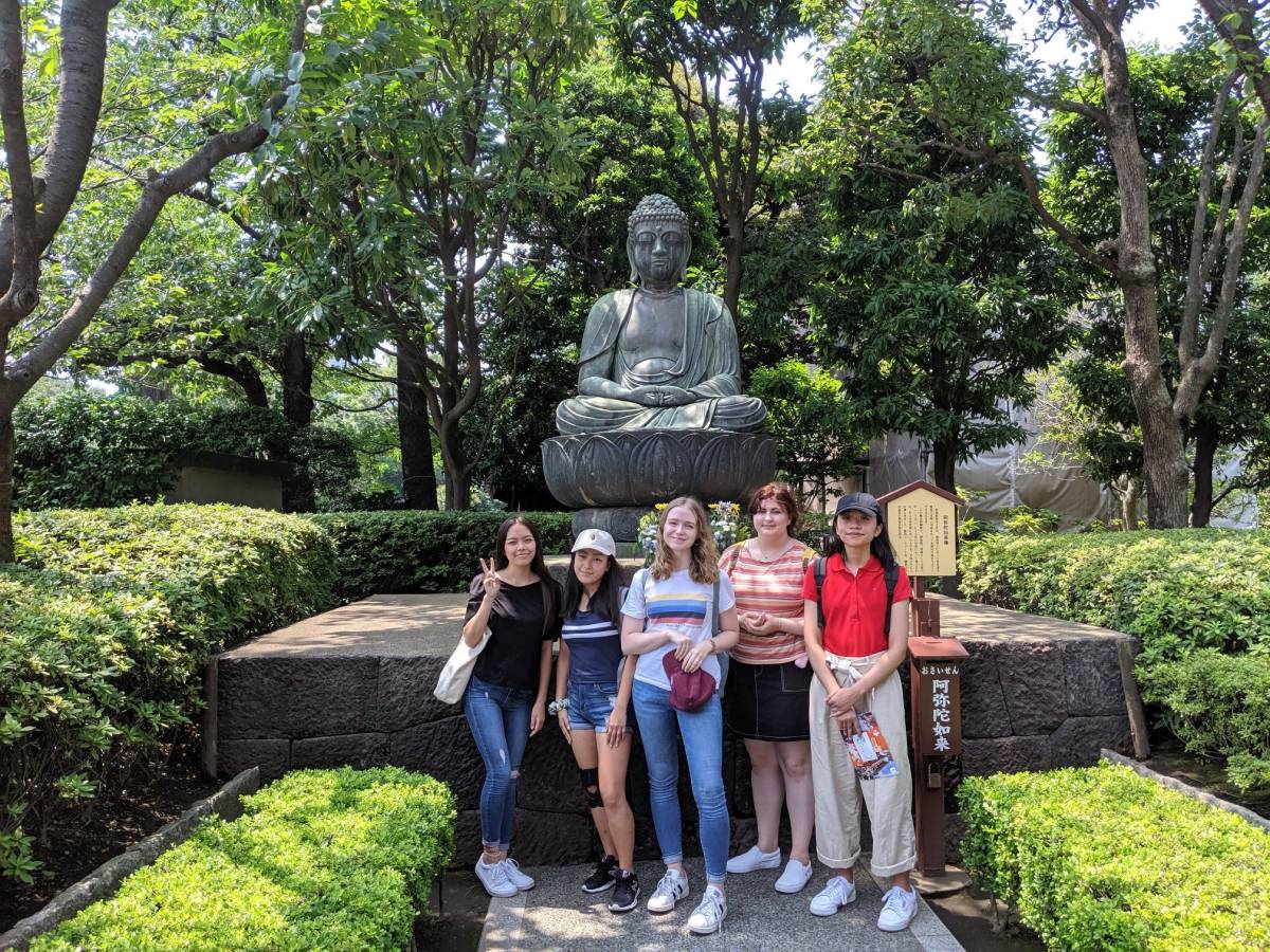Students taking picture in front of the Buddha statue in Asakusa